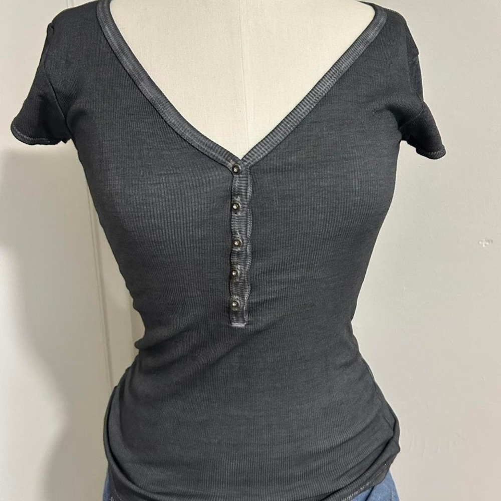 GUESS Los Angeles ribbed henley tee